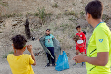 «میثم حیدری» ۳۲ ساله روحانی اهل جنوب، معلم و مربی فوتبال روستای جلالی بخش احمدی شهرستان حاجی آباد استان هرمزگان است. او زمان زیادی را با بچه های روستا در زمین خاکی فوتبال بازی می کند تا استعدادهای ورزشی را در زادگاه خود پیداکرده تا به باشگاه ها و تیم های مختلف معرفی کند