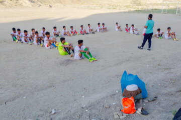 «میثم حیدری» ۳۲ ساله روحانی اهل جنوب، معلم و مربی فوتبال روستای جلالی بخش احمدی شهرستان حاجی آباد استان هرمزگان است. او زمان زیادی را با بچه های روستا در زمین خاکی فوتبال بازی می کند تا استعدادهای ورزشی را در زادگاه خود پیداکرده تا به باشگاه ها و تیم های مختلف معرفی کند