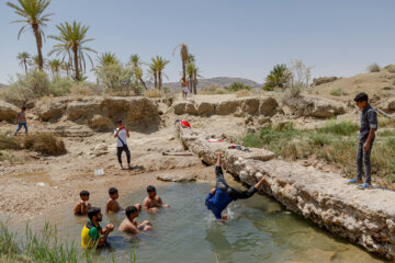 یکی از تفریحات بچه های روستای جلالی آبتنی در برکه ها و رودخانه های منطقه است