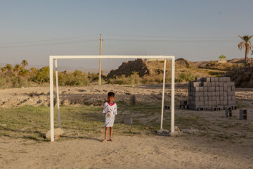 روستاهای زیادی مانند روستای جلالی در مناطق محروم هرمزگان وجود دارند، که در آن نوجوانان عاشق فوتبال امیدوارند در آینده  بتوانند در باشگاه های حرفه ای بازی کنند