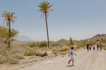 «میثم حیدری» ۳۲ ساله روحانی اهل جنوب، معلم و مربی فوتبال روستای جلالی بخش احمدی شهرستان حاجی آباد استان هرمزگان است. او زمان زیادی را با بچه های روستا در زمین خاکی فوتبال بازی می کند تا استعدادهای ورزشی را در زادگاه خود پیداکرده تا به باشگاه ها و تیم های مختلف معرفی کند