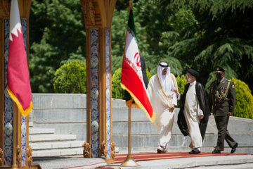 El Emir de la Qatar, oficialmente recibido en Teherán