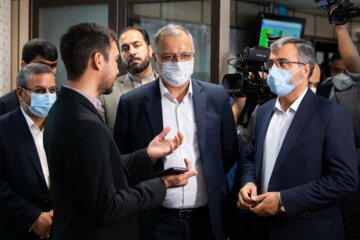 «علیرضا زاکانی» شهردار تهران در مراسم رونمایی از سامانه ۱۳۷ پلاس، سامانه مدیریت شهری و نظارت همگانی از بخش‌های مختلف سامانه ۱۳۷  بازدید کرد و در جریان آخرین وضعیت این سامانه قرار گرفت