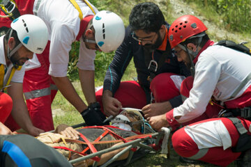 امدادگران هلال احمر کوهنورد کنگاوری را از مرگ نجات دادند