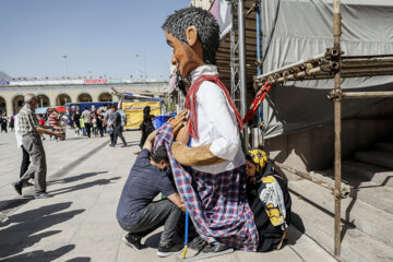  فاطمه بحرینی و حامی علیزاده عروسک گردان روناک و آشوب مشغول آماده سازی عروسک ها هستند