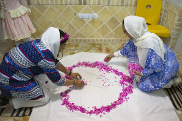 Gol Ghaltan, un rituel pour rouler les bébés de pétales de roses