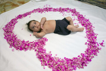 Gol Ghaltan, un rituel pour rouler les bébés de pétales de roses