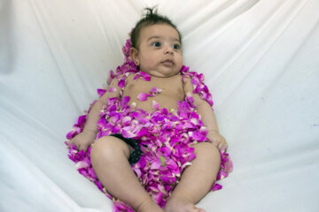 Gol Ghaltan, un rituel pour rouler les bébés de pétales de roses