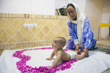 Gol Ghaltan, un rituel pour rouler les bébés de pétales de roses