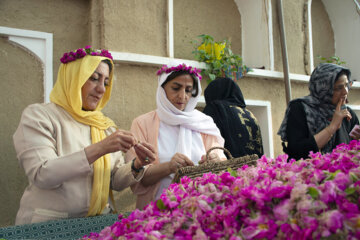 Gol Ghaltan, un rituel pour rouler les bébés de pétales de roses