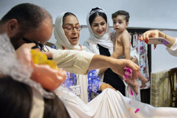 Gol Ghaltan, un rituel pour rouler les bébés de pétales de roses