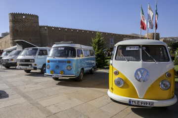 
Un rassemblement de vieilles Volkswagen à Chiraz
