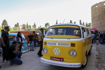 Exposición de vehículos clásicos Volkswagen en Shiraz
