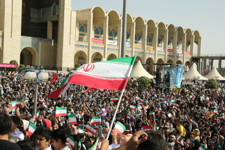 حرارت بیحد حماسه؛ نسل غیور جامانده از نمایشگاه کتاب به فرمانده سلام داد