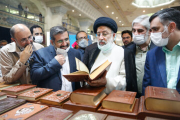 Visite inopinée du Président Raïssi au salon du livre de Téhéran