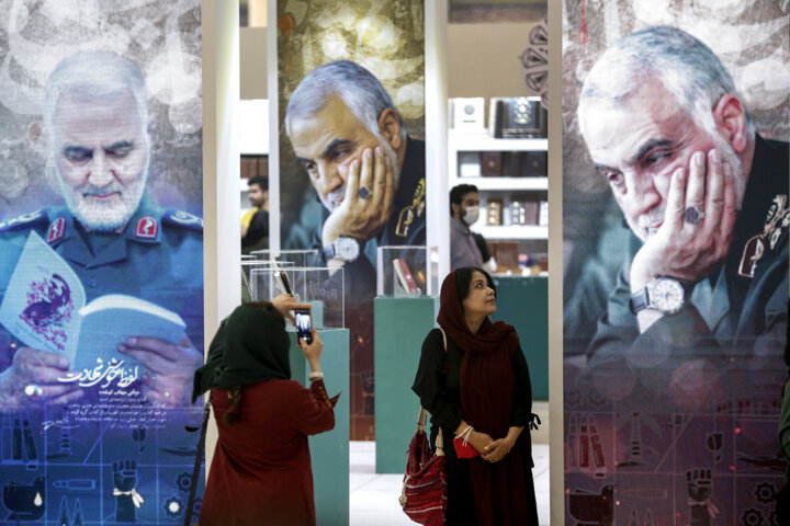 به پایان آمد این دفتر حکایت همچنان.../ گشایش برگ نمایشگاه سیوچهارم با دستان رئیسجمهوری