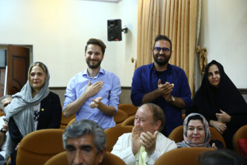 خانواده مرحوم «کریم اکبری مبارکه» و «عزت الله مهرآوران» در جشن تولد هنرمندان پیشکسوت متولد اردیبهشت و خرداد ماه