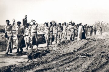 اسرای عراقی پس از فتح خرمشهر- عکاس: رضا آقارضی