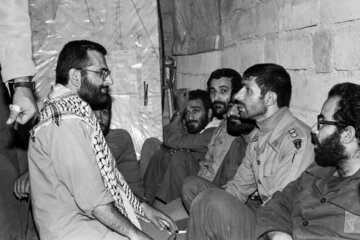 فرماندهان ارتش در فتح خرمشهر- شهید علی صیاد شیرازی و خرازی- عکاس: جاوید الاثر کاظم اخوان
