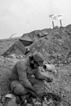 A l’occasion du 40e anniversaire historique de la libération de la ville stratégique du sud-ouest de l’Iran, Khorramshahr, de l'occupation des forces de l’Irak de Saddam, l’IRNA publie une collection d'images d'archives sur la résistance et la victoire inoubliables des forces armées iraniennes participant à l’opération. 