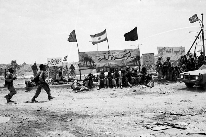 لحظه ثبت آزادسازی خرمشهر به روایت عکاس آن/ شهید همت من را با موتور به خرمشهر برد