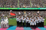 La congregación de 100 mil niños iraníes y sus familias para corear un himno épico