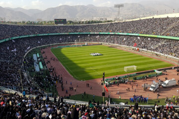 
100 000 Iraniens se rassemblent au stade Azadi pour chanter "Salut, Commandant"
