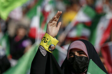 اجتماع 

100 000 Iraniens se rassemblent au stade Azadi pour chanter "Salut, Commandant"
