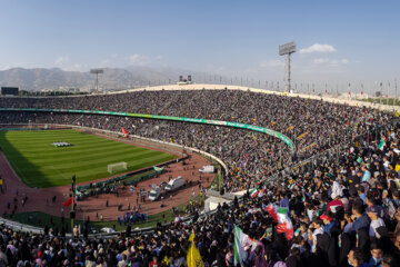 
100 000 Iraniens se rassemblent au stade Azadi pour chanter "Salut, Commandant"
