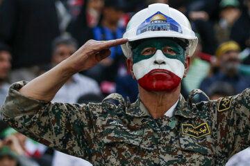 
100 000 Iraniens se rassemblent au stade Azadi pour chanter "Salut, Commandant"
