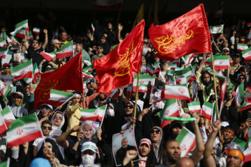 
100 000 Iraniens se rassemblent au stade Azadi pour chanter "Salut, Commandant"
