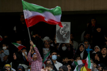 
100 000 Iraniens se rassemblent au stade Azadi pour chanter "Salut, Commandant"
