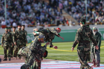 100 mil niños iraníes y sus familias corean el himno épico “¡Saludos Comandante!” 