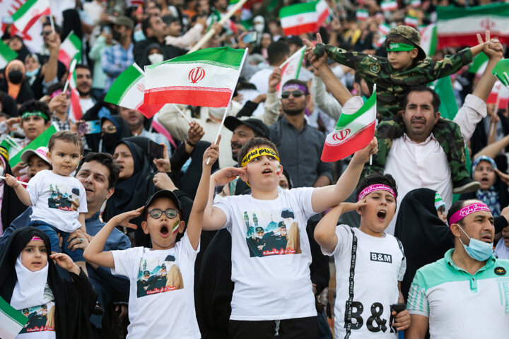 La congregación de 100 mil niños iraníes y sus familias para corear un himno épico