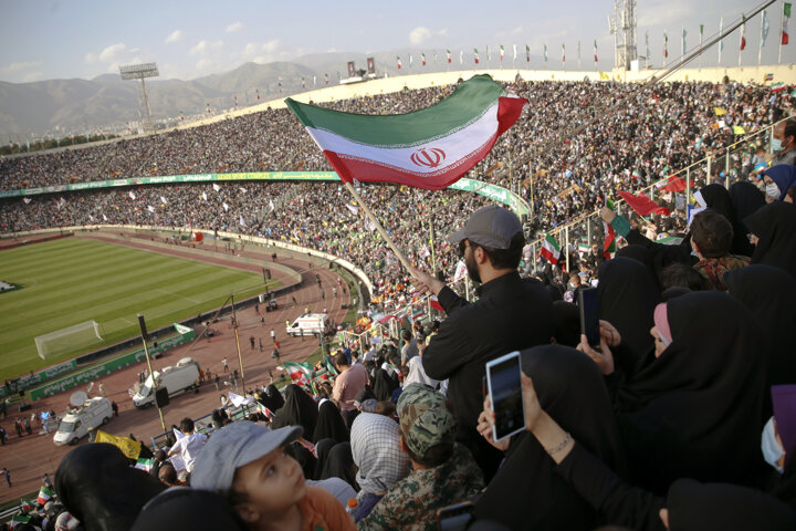 100 ہزار ایرانی "سلام، کمانڈر" گانے کیلئے آزادی اسٹیڈیم میں جمع