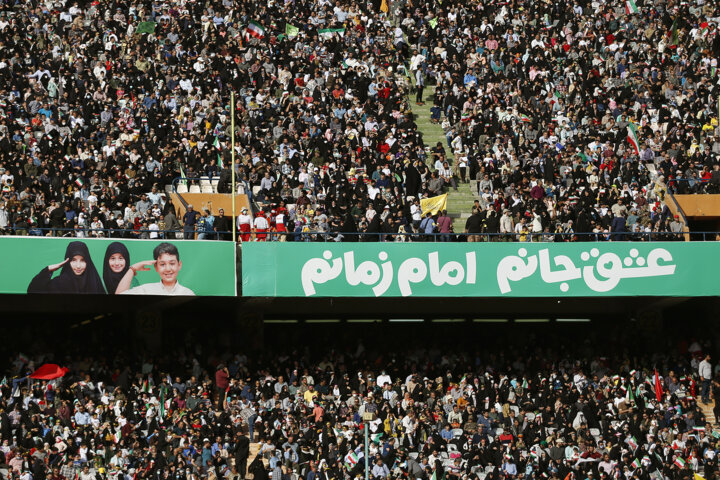 100 ہزار ایرانی "سلام، کمانڈر" گانے کیلئے آزادی اسٹیڈیم میں جمع