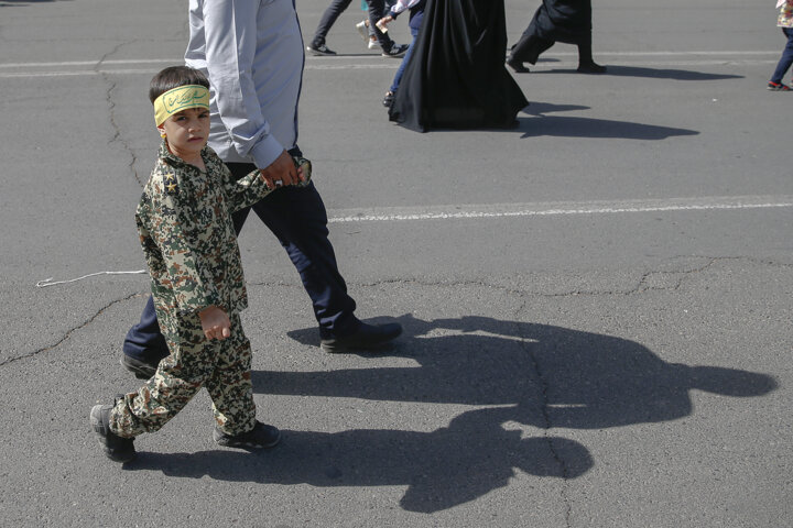 حاشیهنگاری از همخوانی منتظران ظهور فرمانده/ برد شیرین دهه نودیها در ورزشگاه آزادی