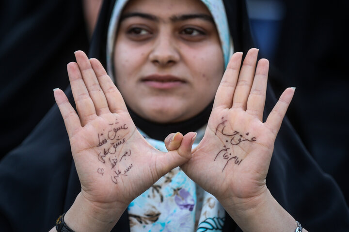 حاشیهنگاری از همخوانی منتظران ظهور فرمانده/ برد شیرین دهه نودیها در ورزشگاه آزادی