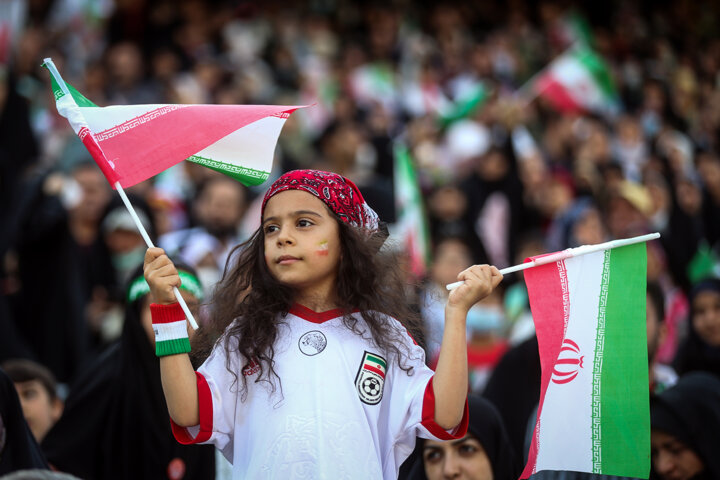 حاشیهنگاری از همخوانی منتظران ظهور فرمانده/ برد شیرین دهه نودیها در ورزشگاه آزادی