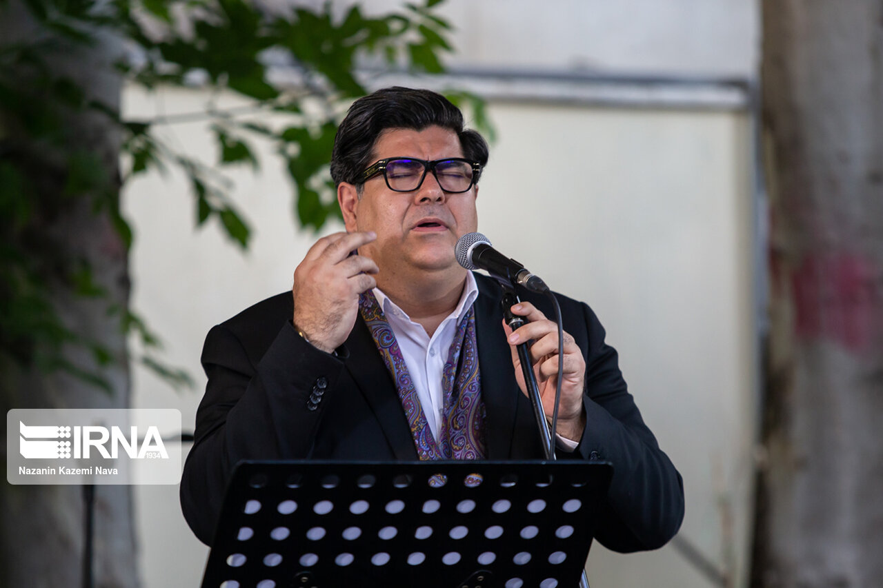 سالار عقیلی آلبوم جدیدش را با ادای احترام به جانباختگان آبادان رونمایی کرد سالار عقیلی آلبوم جدیدش را با ادای احترام به جانباختگان آبادان رونمایی کرد