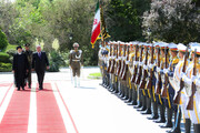 El presidente de Irán recibe oficialmente a su homólogo tayiko