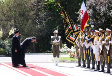 El presidente de Irán recibe oficialmente a su homólogo tayiko