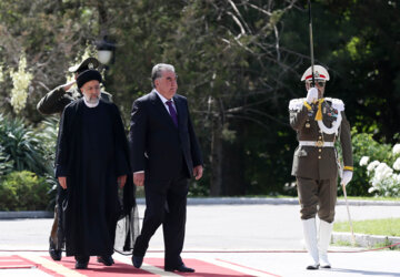 El presidente de Irán recibe oficialmente a su homólogo tayiko