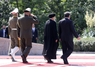 El presidente de Irán recibe oficialmente a su homólogo tayiko