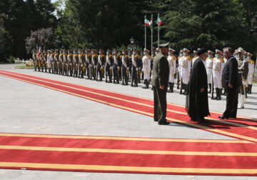 El presidente de Irán recibe oficialmente a su homólogo tayiko