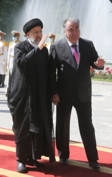 El presidente de Irán recibe oficialmente a su homólogo tayiko