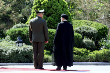 El presidente de Irán recibe oficialmente a su homólogo tayiko