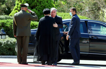 El presidente de Irán recibe oficialmente a su homólogo tayiko