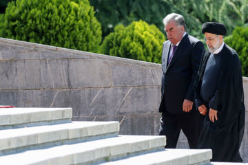 El presidente de Irán recibe oficialmente a su homólogo tayiko