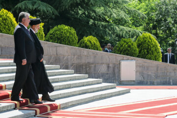 El presidente de Irán recibe oficialmente a su homólogo tayiko